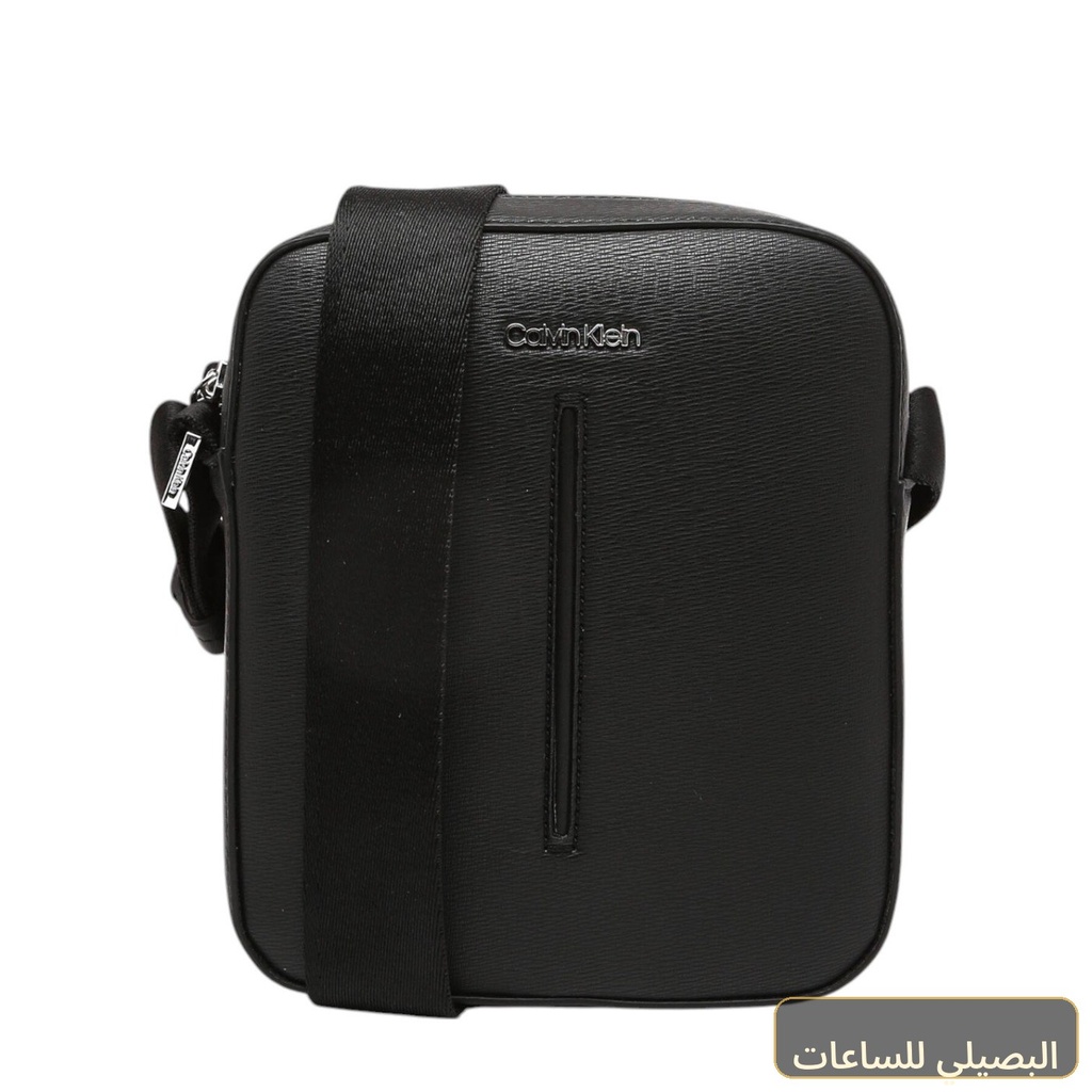 شنطة كروس كالفن كلاين رجالي أسود بجلد محبب شعار معدني