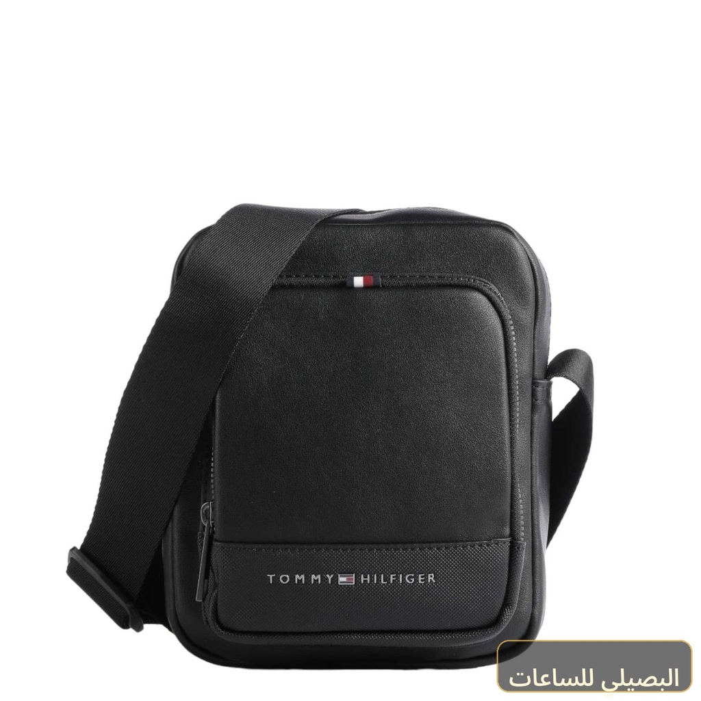 شنطة كروس تومي هيلفيغر رجالي جلد أسود بتصميم عصري مدمج
