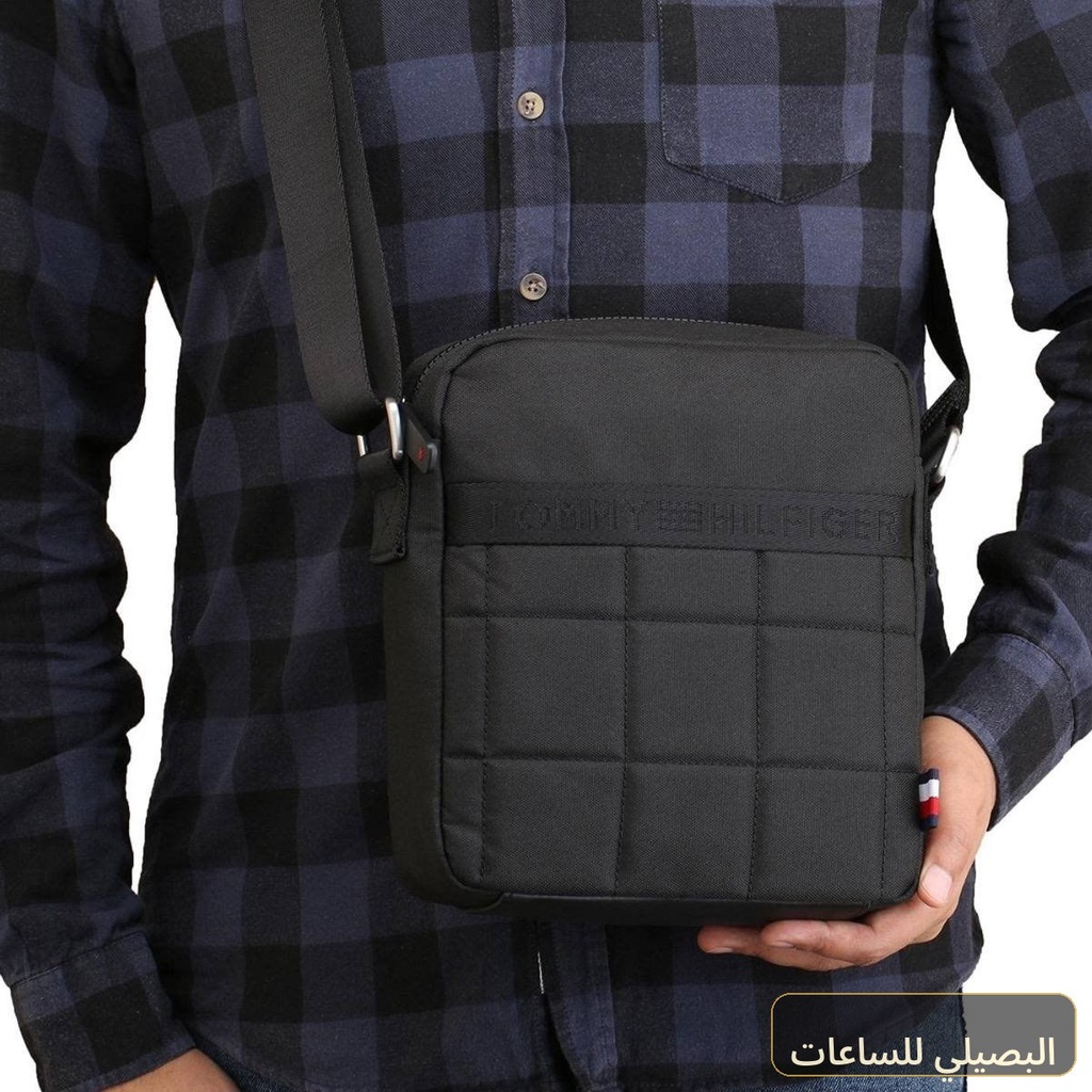 [70399] شنطة كروس تومي هيلفيغر قماش أسود بتصميم عملي وأنيق